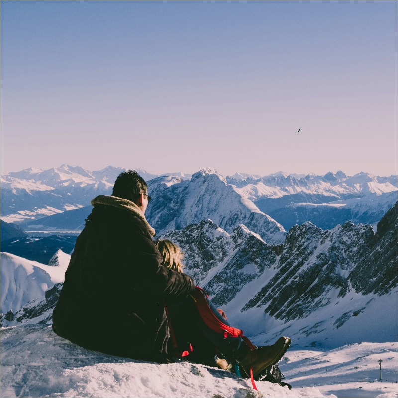 山頂上演活春宮！以為無人，情侶「激情互動」變直播