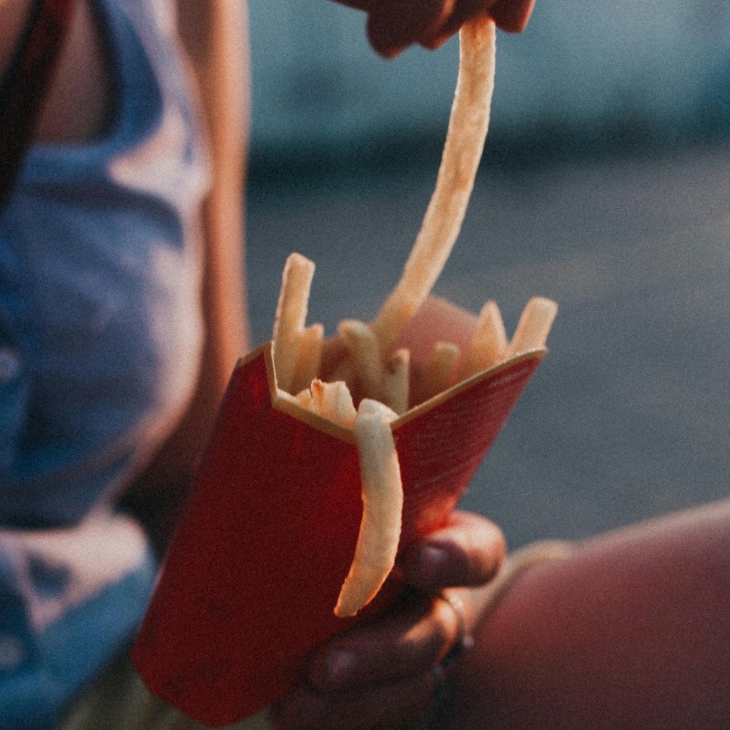 薯條該怎麼吃？台男「１舉動」引日本店員關切，網笑翻：是迷因行為