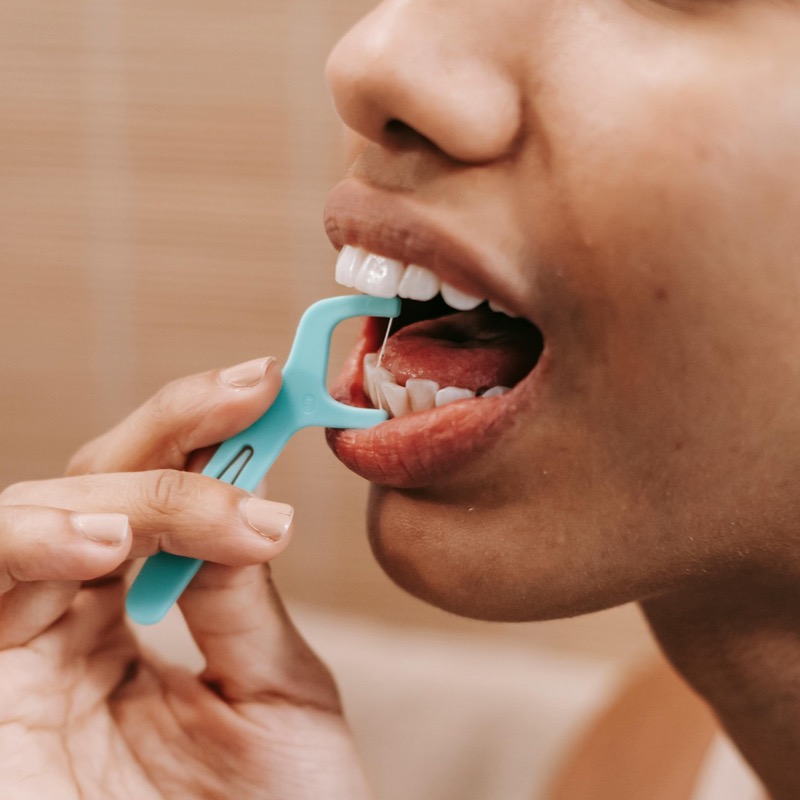 超可怕！牙線棒險害命，醫師示警「1壞習慣」死亡率提高