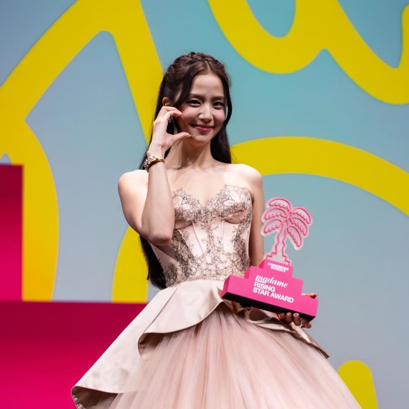 Jisoo甩親哥黑料現身坎城！人間公主奪新星獎終於笑了