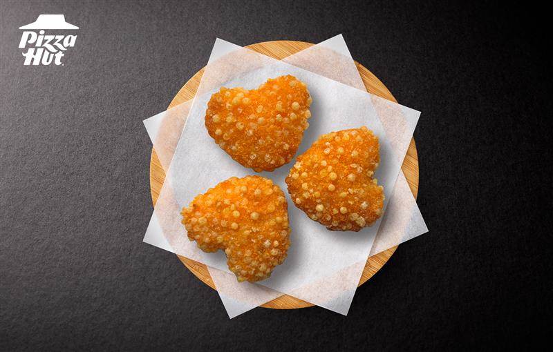 圖3：必勝客驚喜亮相全新海味副食「愛心蝦球」，口感外酥內彈、金黃香酥，只要69元銅