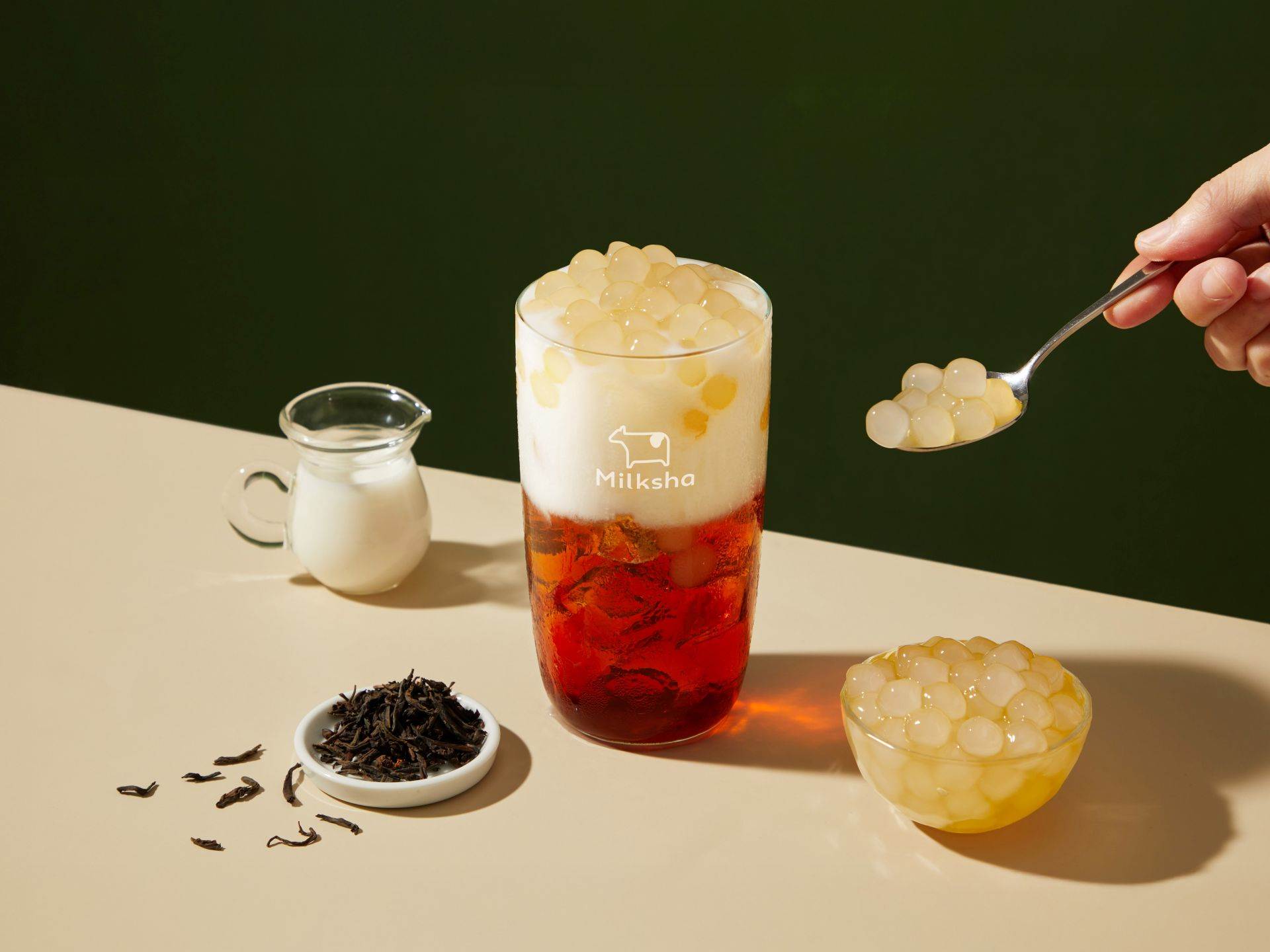 【圖說】迷客夏攜手海外各國市場同步參與，串聯全球門市共慶這場手搖界年度盛會。透過跨市場聯動，讓各地消費者都能在初夏來臨前，一起沉浸在迷客夏所帶來的療癒咀嚼口感與珍奶文化魅力之中。