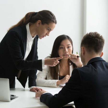職場霸凌法7月上路！群組辱罵、不准請假都算
