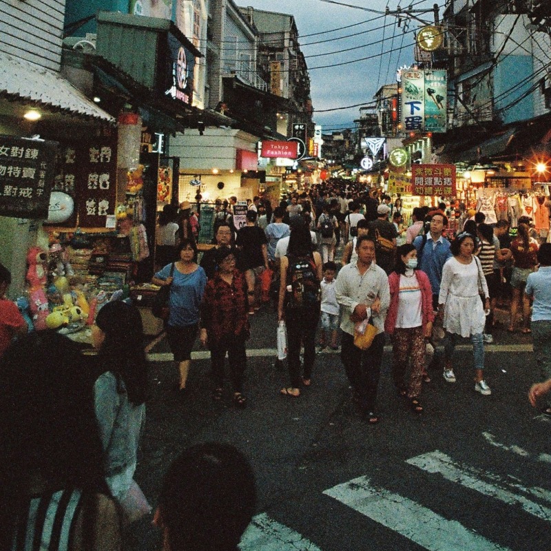 「電視台前主播」殺價20元不成，報警大鬧夜市！控訴店家犯刑法