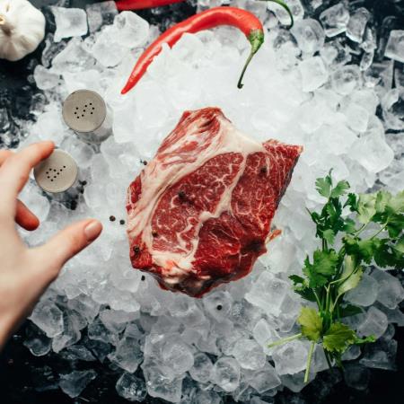 冷凍肉放2年照吃，感染「腦膜炎」險死！醫提醒4情況最危險