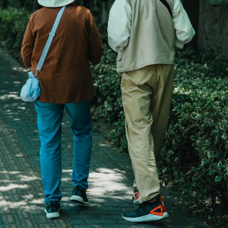 「4種走路姿勢」恐是失智症前兆！重症醫揭發作前10年就有徵兆