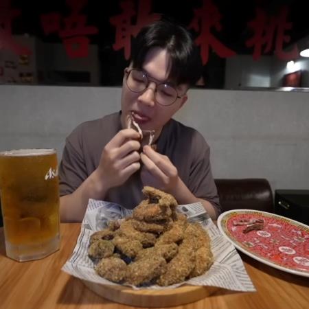 大胃王YTR挑戰雞翅爆爭議！店家狂加規則、要求低消，網怒轟：吃相難看