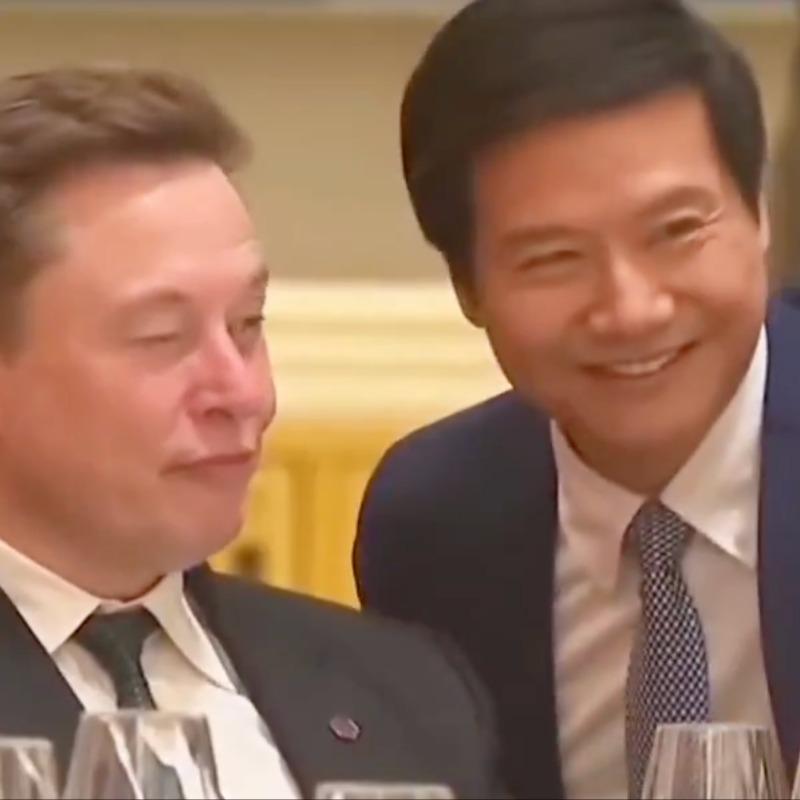 才被挖角又被搶市占！雷軍主動搭肩求合照，馬斯克下秒大翻白眼＋嘆氣