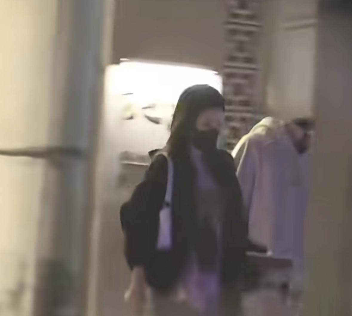 狗仔「劉大錘」拍到白鹿爆與周翊然搭乘同班飛機返回北京，之後又與友人一起聚餐。（圖／翻攝自微博）