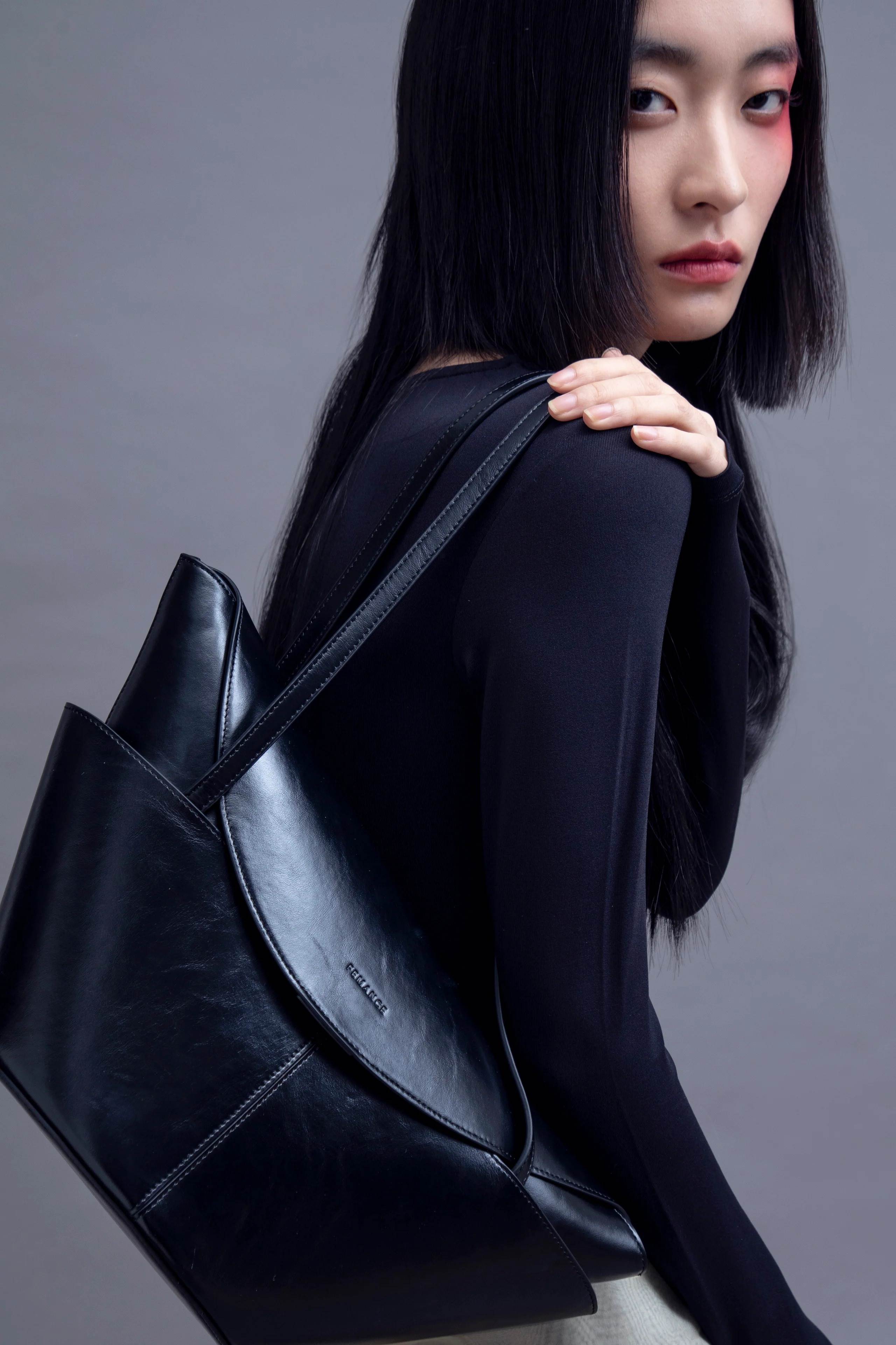 imgi_15_Lympia_Black_Model_01