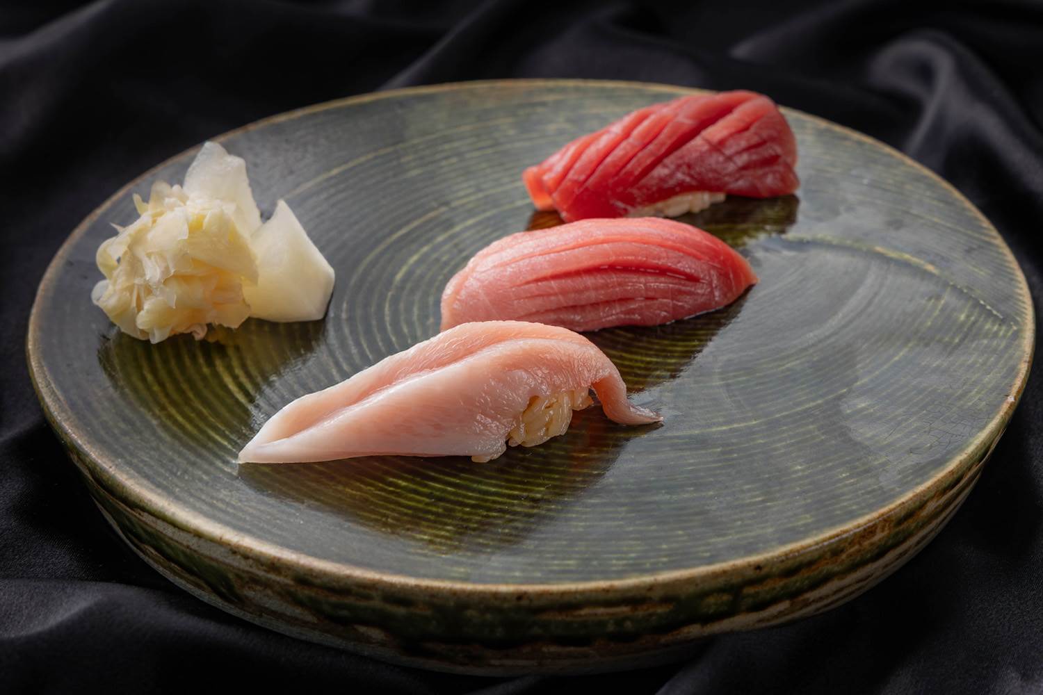 日本料理飛翔壽司，獻上東港黑鮪魚赤身、中腹、大腹握壽司，展現油脂層次之美。