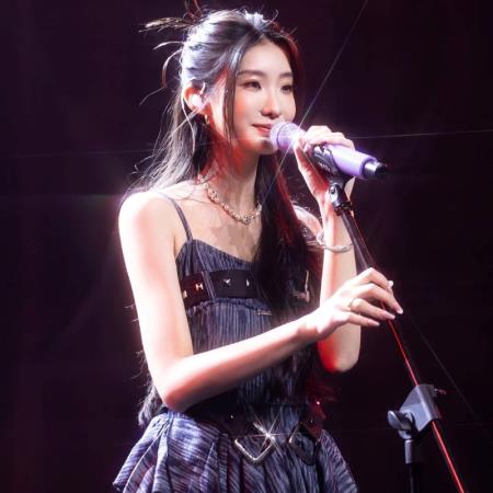 女歌手台上失控！唱一半突「飆髒話」網喊退粉，親認：被老天懲罰