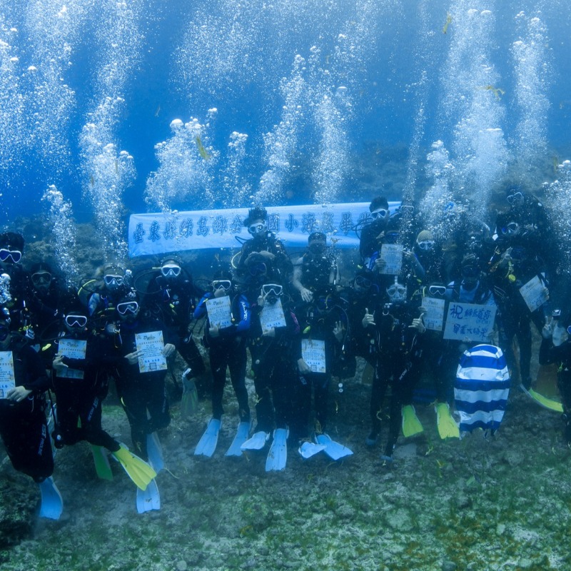 全台最酷畢業典禮！綠島10小學生背氣瓶潛水、魚蝦觀禮、全島放煙火