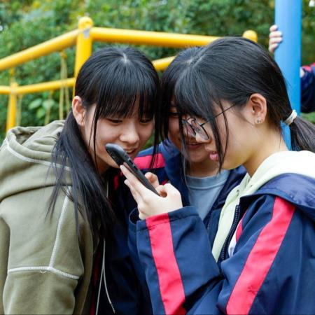 英國推「全球最嚴」社群禁令！16歲以下社群全面封殺，遊戲「這功能」也掰