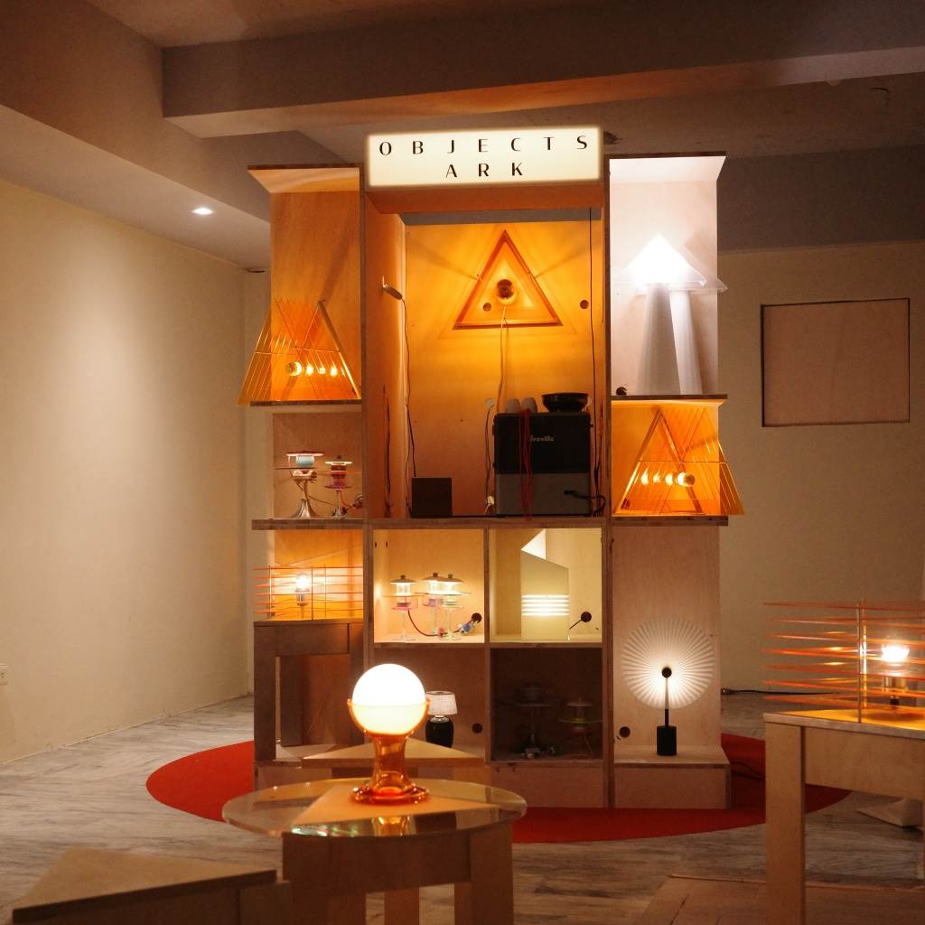Objects Ark 推出全新策劃展覽《光的收藏 Collecting Light》，集結約 15 組來自不同品牌、設計師與收藏家的燈具作品，展出當代設計燈具、限量創作、復古燈具、二手孤品與珍稀收藏。