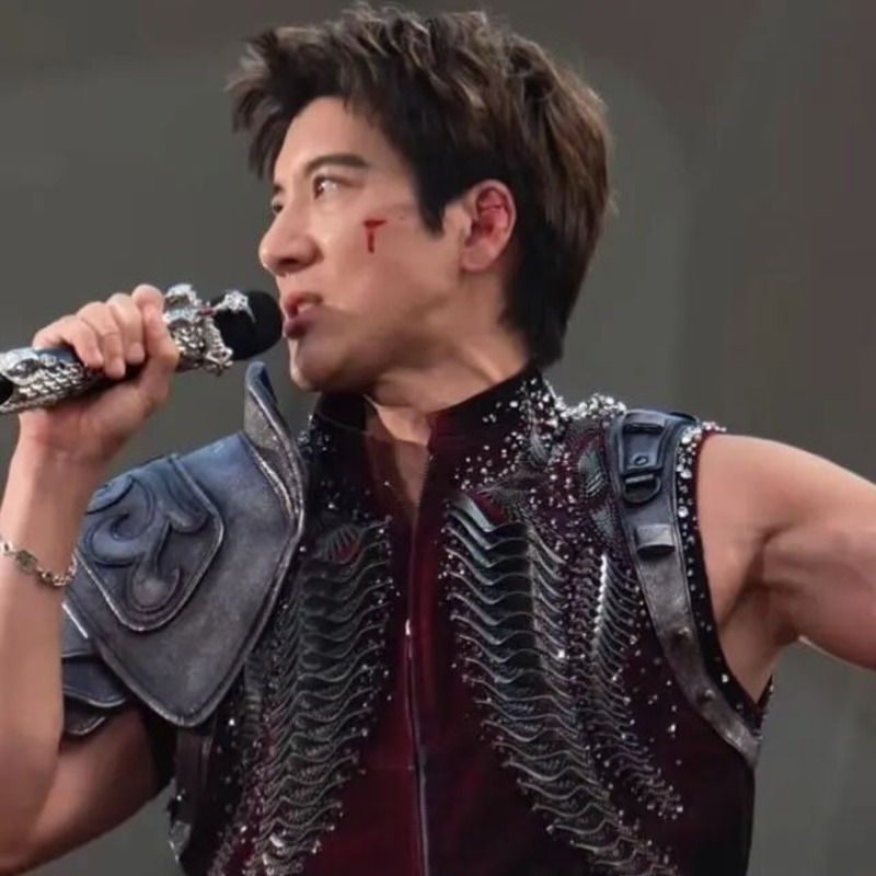 王力宏演唱會重摔！左耳軟骨撞碎縫39針
