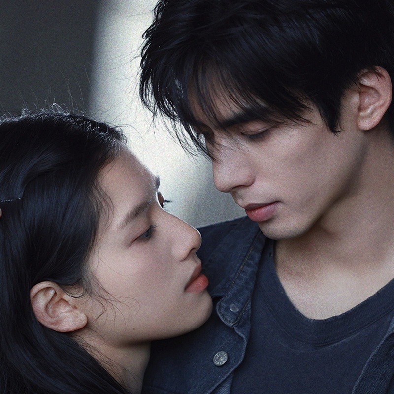 陸劇《野狗骨頭》宋威龍x張婧儀！偽骨科「繼兄妹雨中激烈擁吻」掀話題