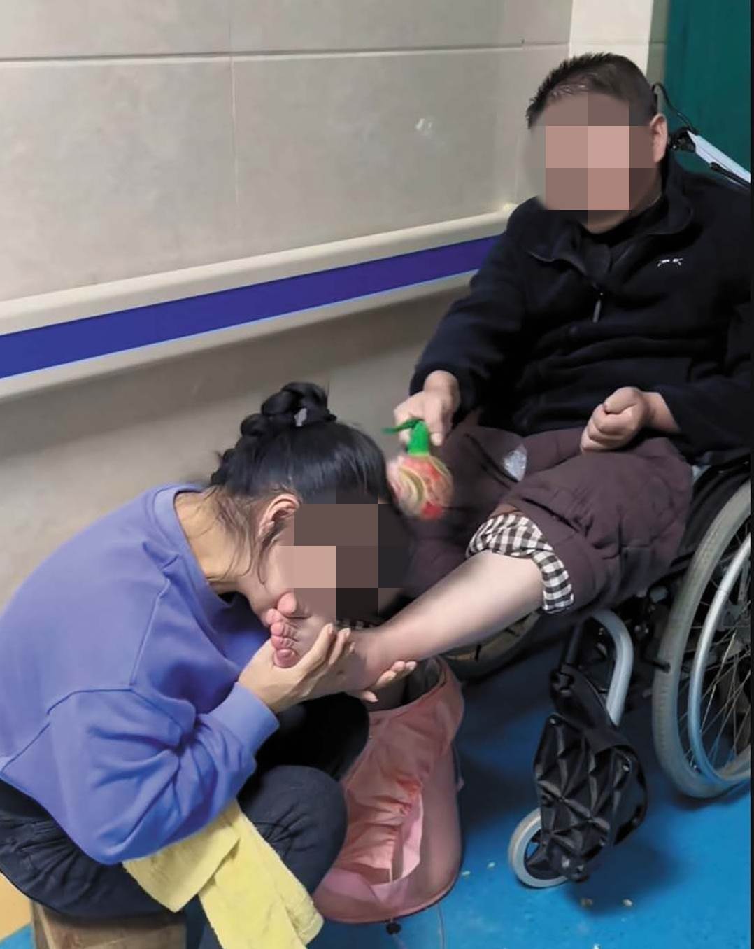 為救陌生孩子成為植物人的趙男，在妻子「咬腳趾」刺激下，7年後<a href='/search/tags/奇蹟/' target='_blank'>奇蹟</a>般甦醒。圖片來源：weibo