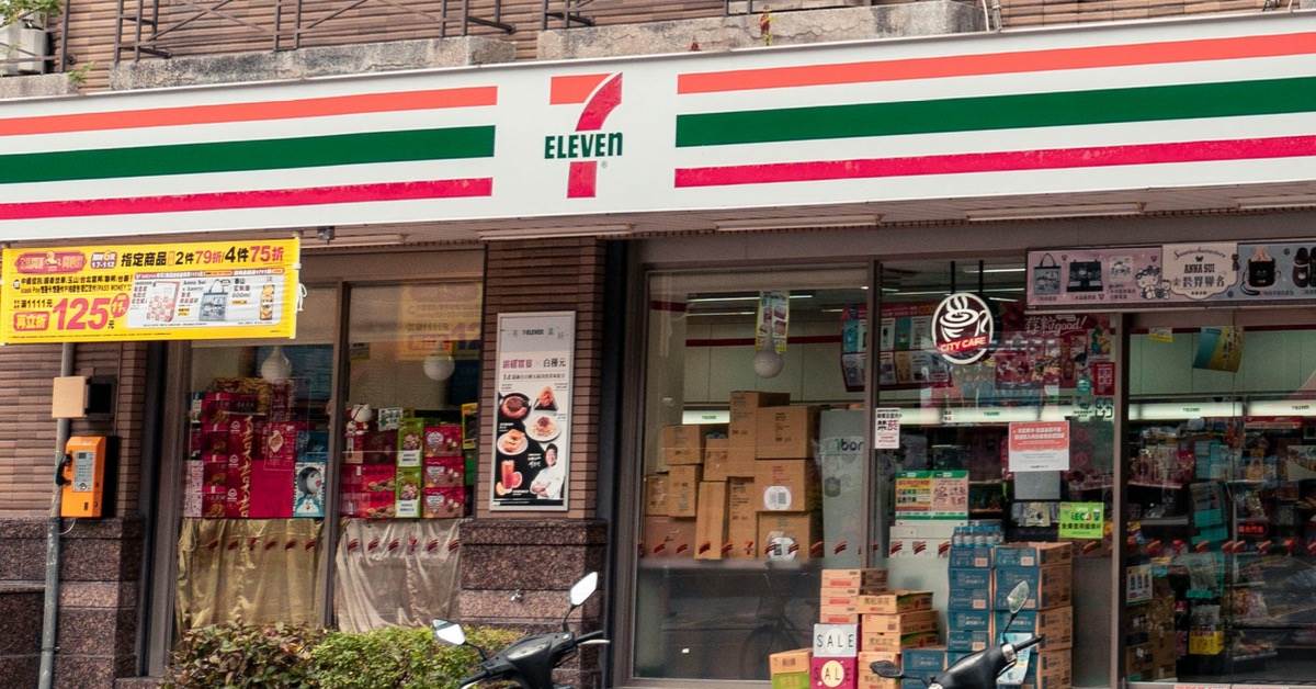 7-ELEVEN因應防颱，泡麵、罐頭、瓶裝水、衛生紙都有折扣。圖片來源：Pexels