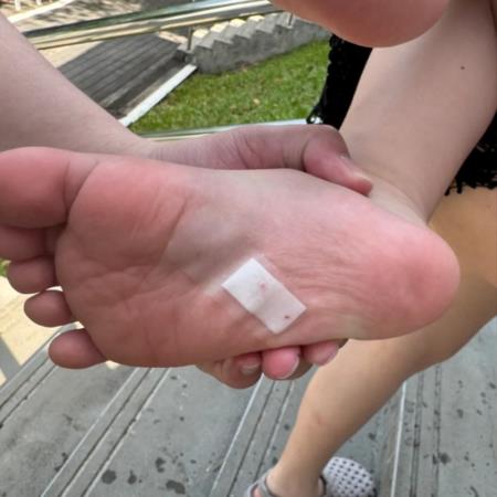 童玩節連爆安全爭議!童踩釘槍釘、腳底逾百根木刺,文化局急補強巡檢