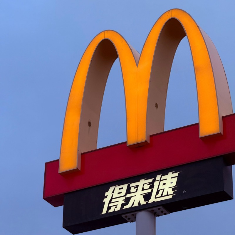 颱風假想吃速食有開嗎？麥當勞、必勝客等「7大品牌」營業狀況、外送異動懶人包