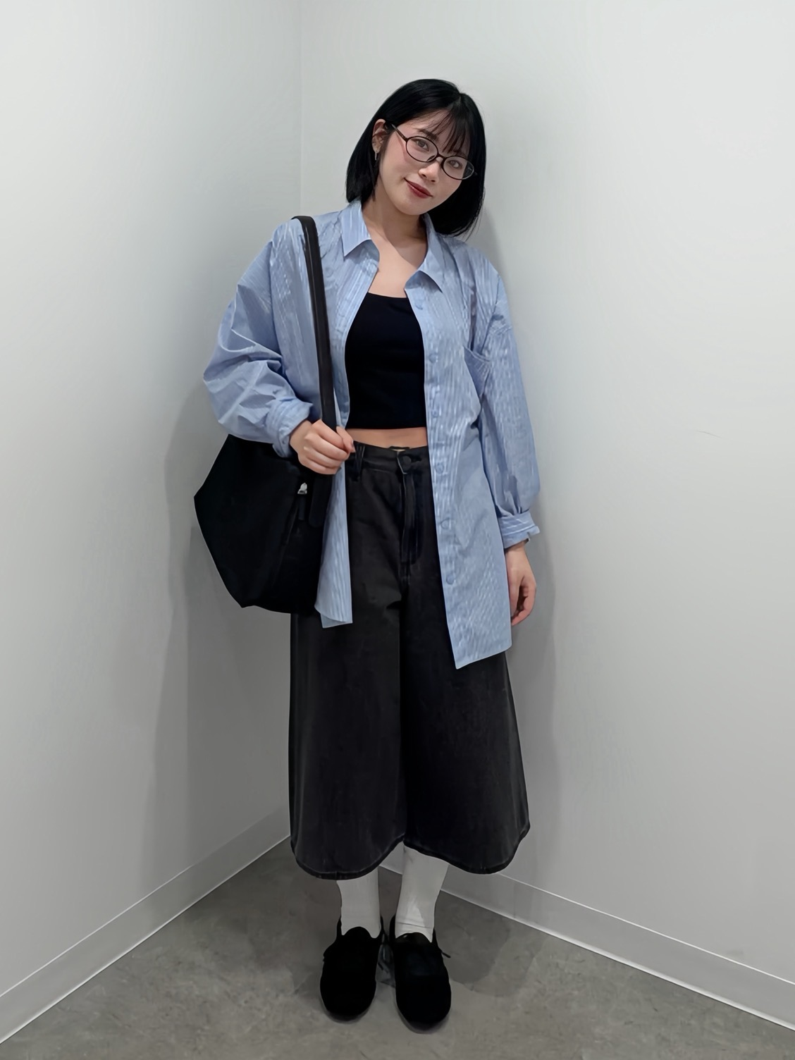 近年很流行寬鬆襯衫搭配Jorts的穿法
​​​​​​​圖片來源：GU