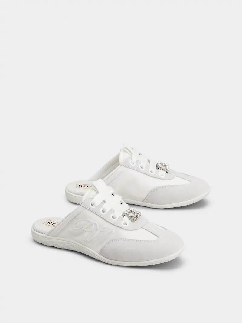 Roger Vivier Viv Low 絨面皮革穆勒鞋，NT$40,435
圖片來源：Roger Vivier