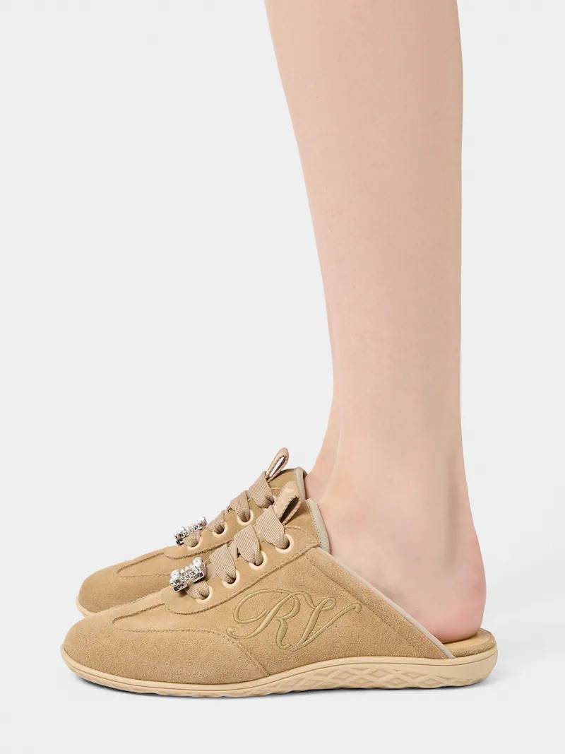 Roger Vivier Viv Low 絨面皮革穆勒鞋，NT$40,435
圖片來源：Roger Vivier