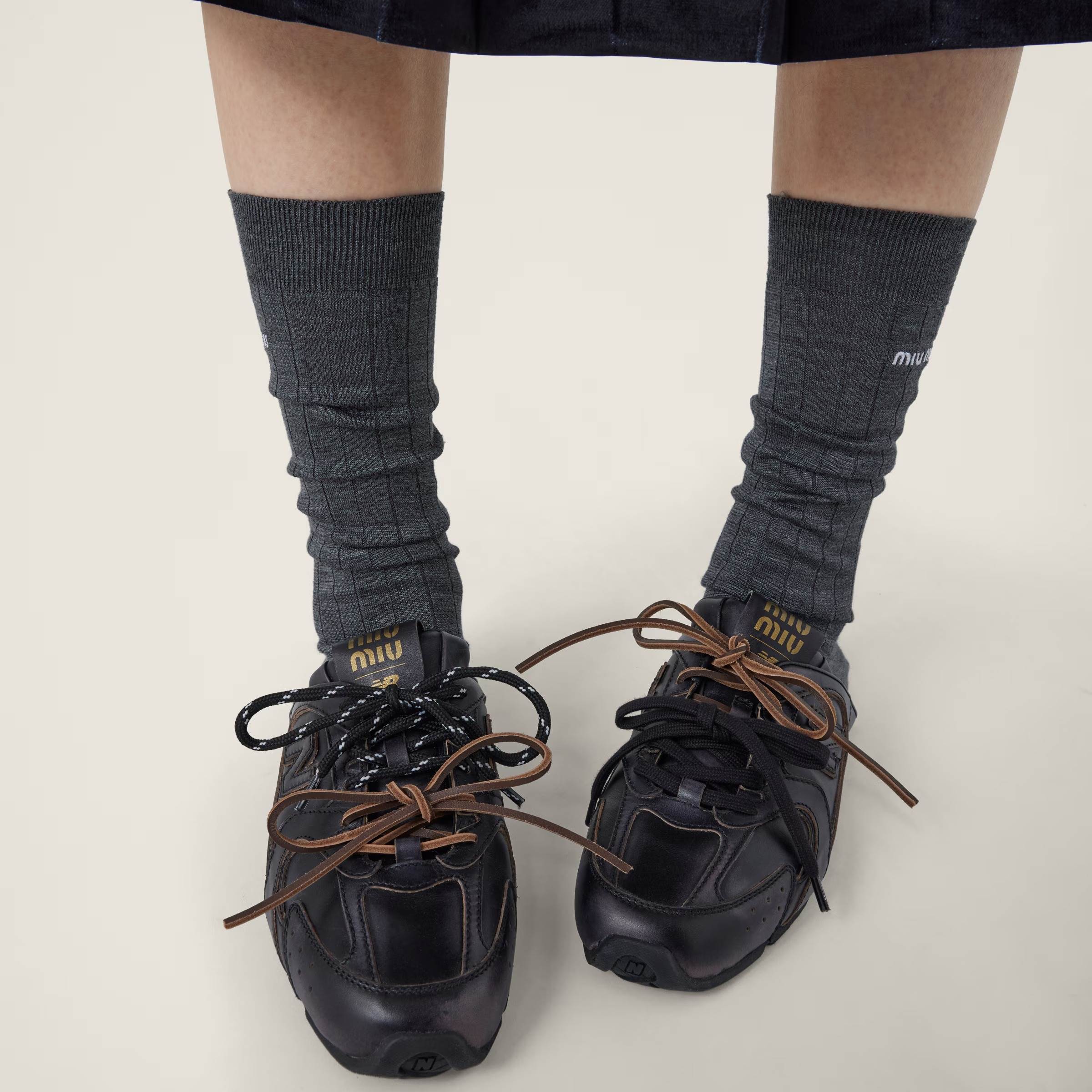 New Balance X Miu Miu 530 SL 裝飾小牛皮祼跟鞋，NT$42,000
圖片來源：Miu Miu