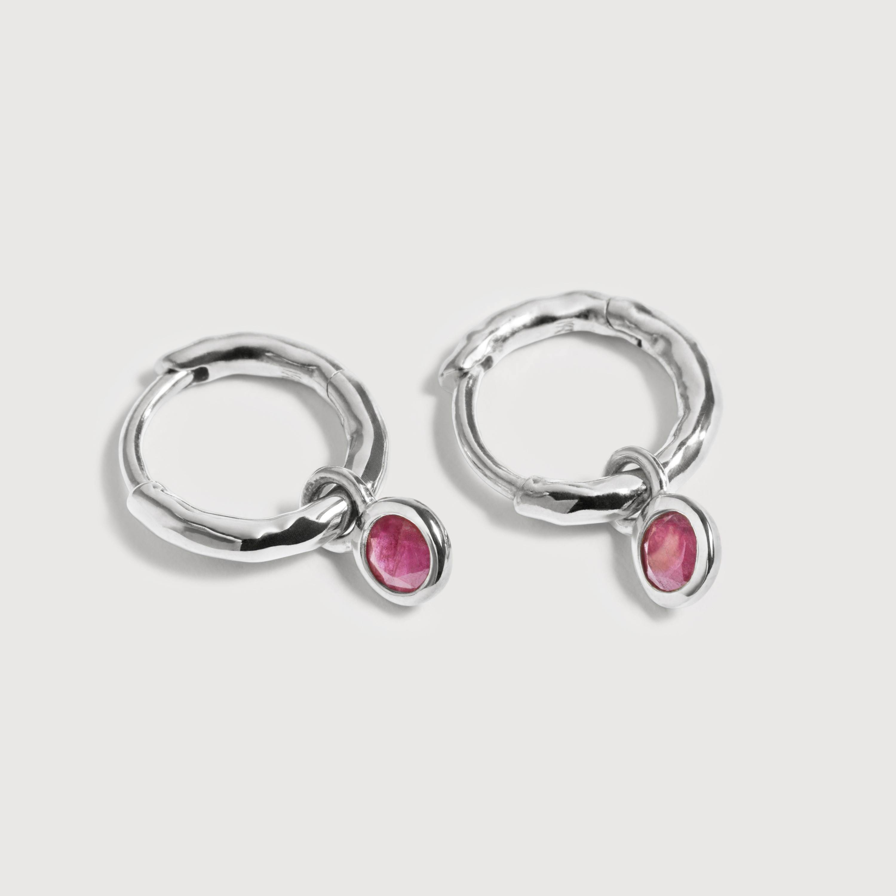 July Birthstone Huggie Earrings，約NT$3,211
圖片來源：Monica Vinader