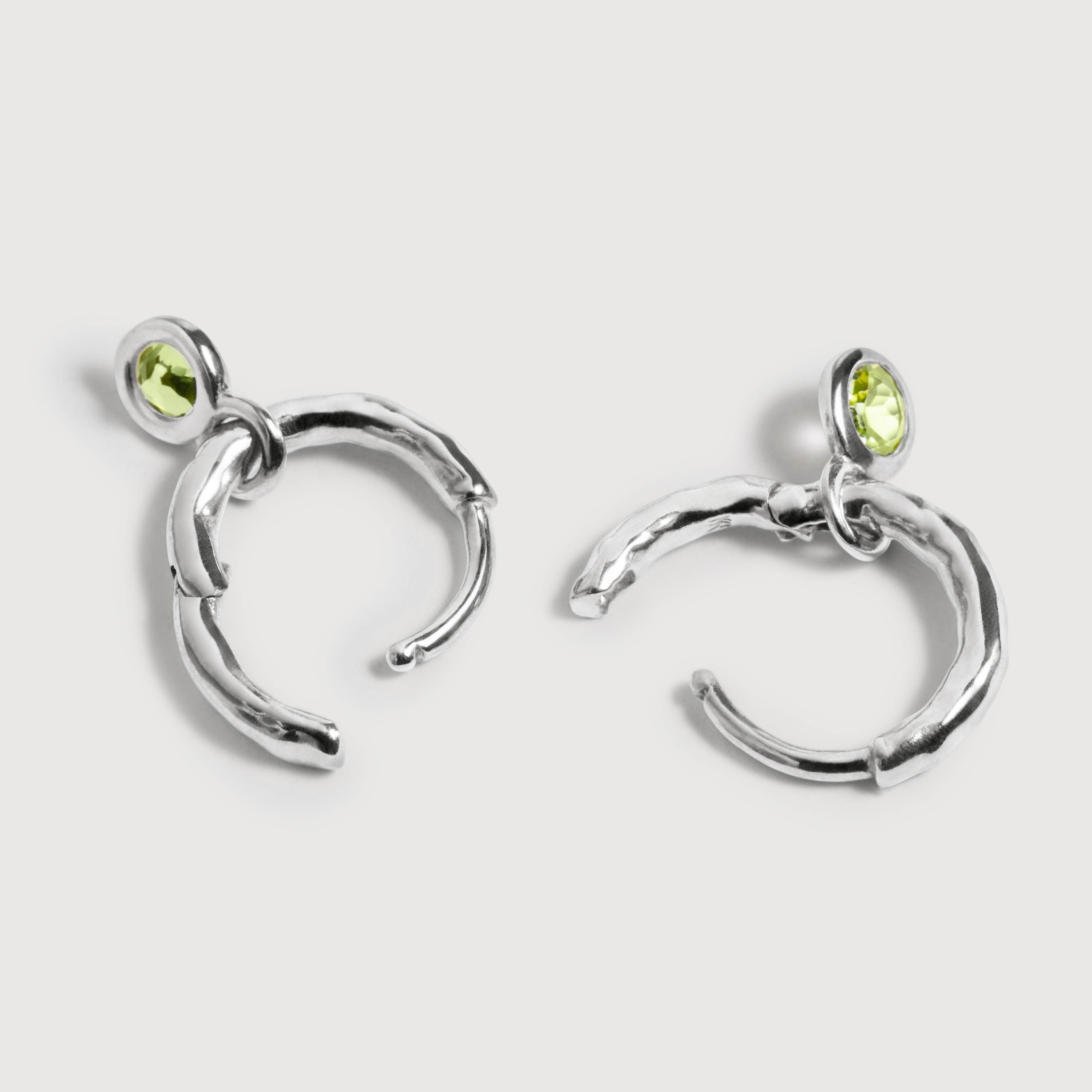 August Birthstone Huggie Earrings，約NT$3,211
圖片來源：Monica Vinader