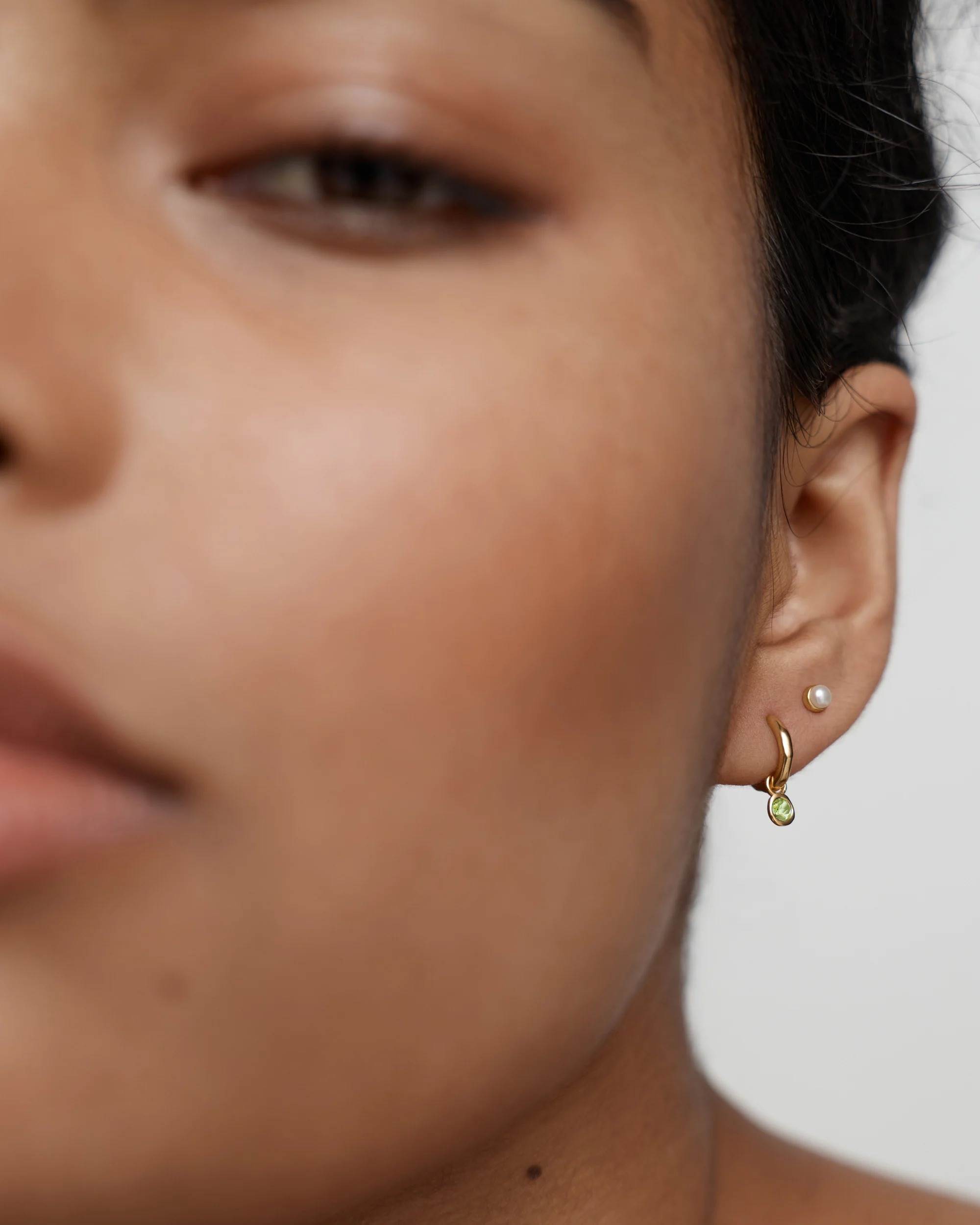 August Birthstone Huggie Earrings，約NT$3,211
圖片來源：Monica Vinader