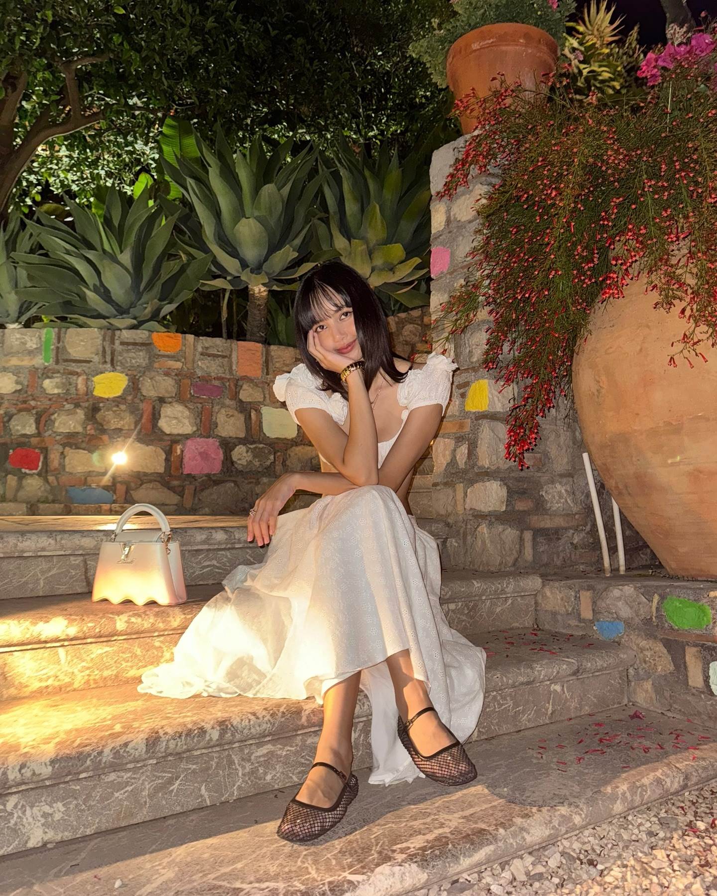 露出腳背一直都是造型師最常使用的顯高技巧之一
圖片來源：IG@lalalalisa_m