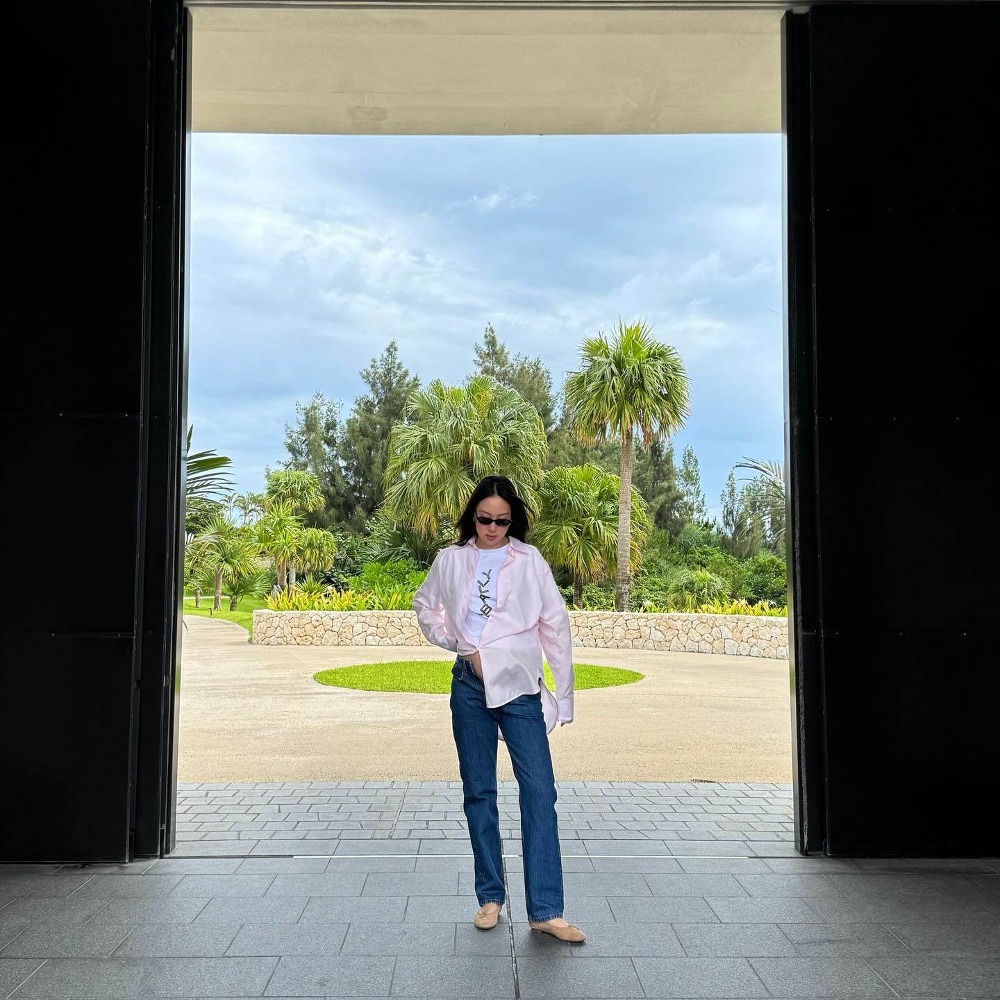 裸色、米杏色、淺奶茶色一直都是顯腿長的經典色系
圖片來源：IG@wangmelinda