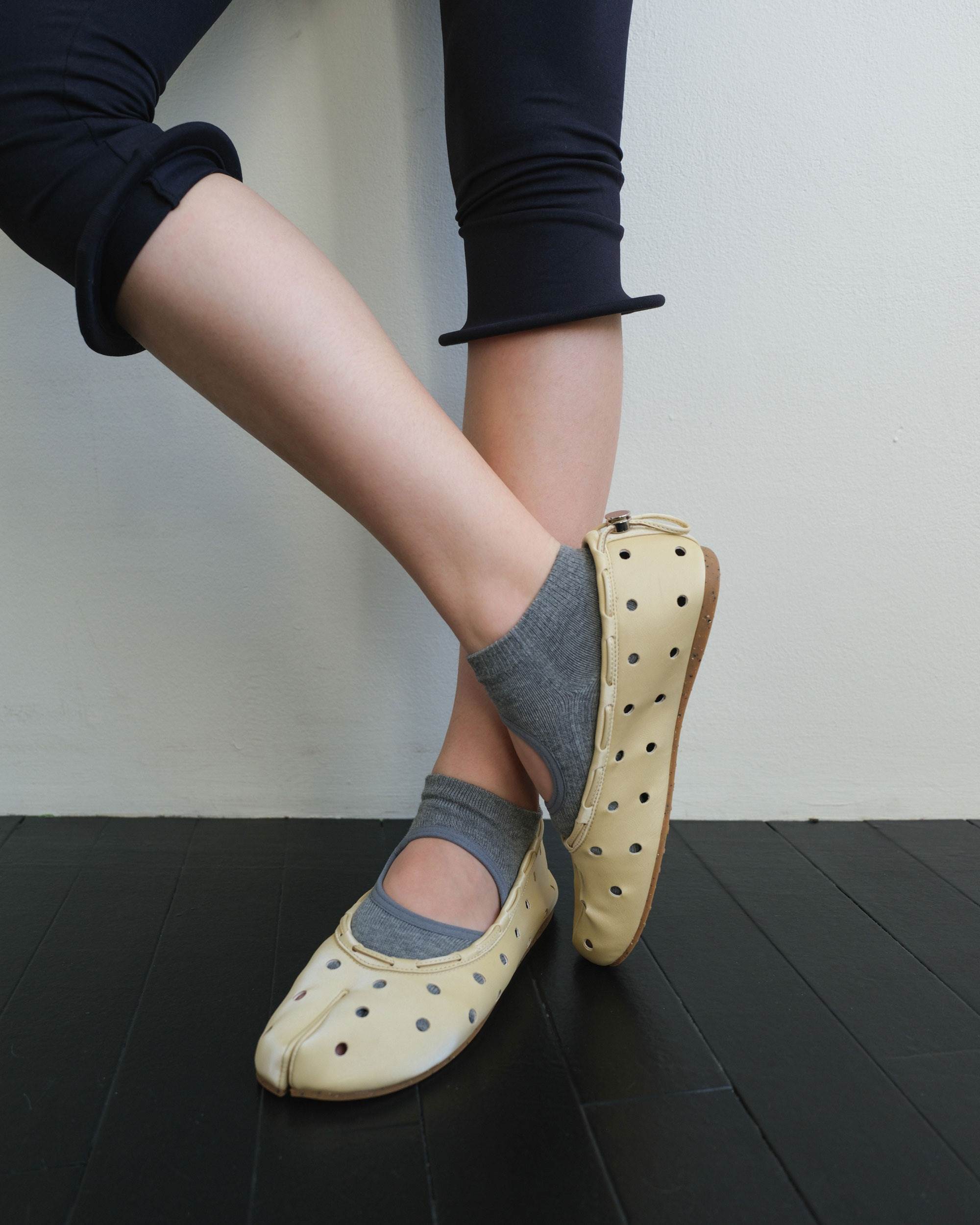 Leather String Flat / Cheese，NT$2,935
圖片來源：PAES