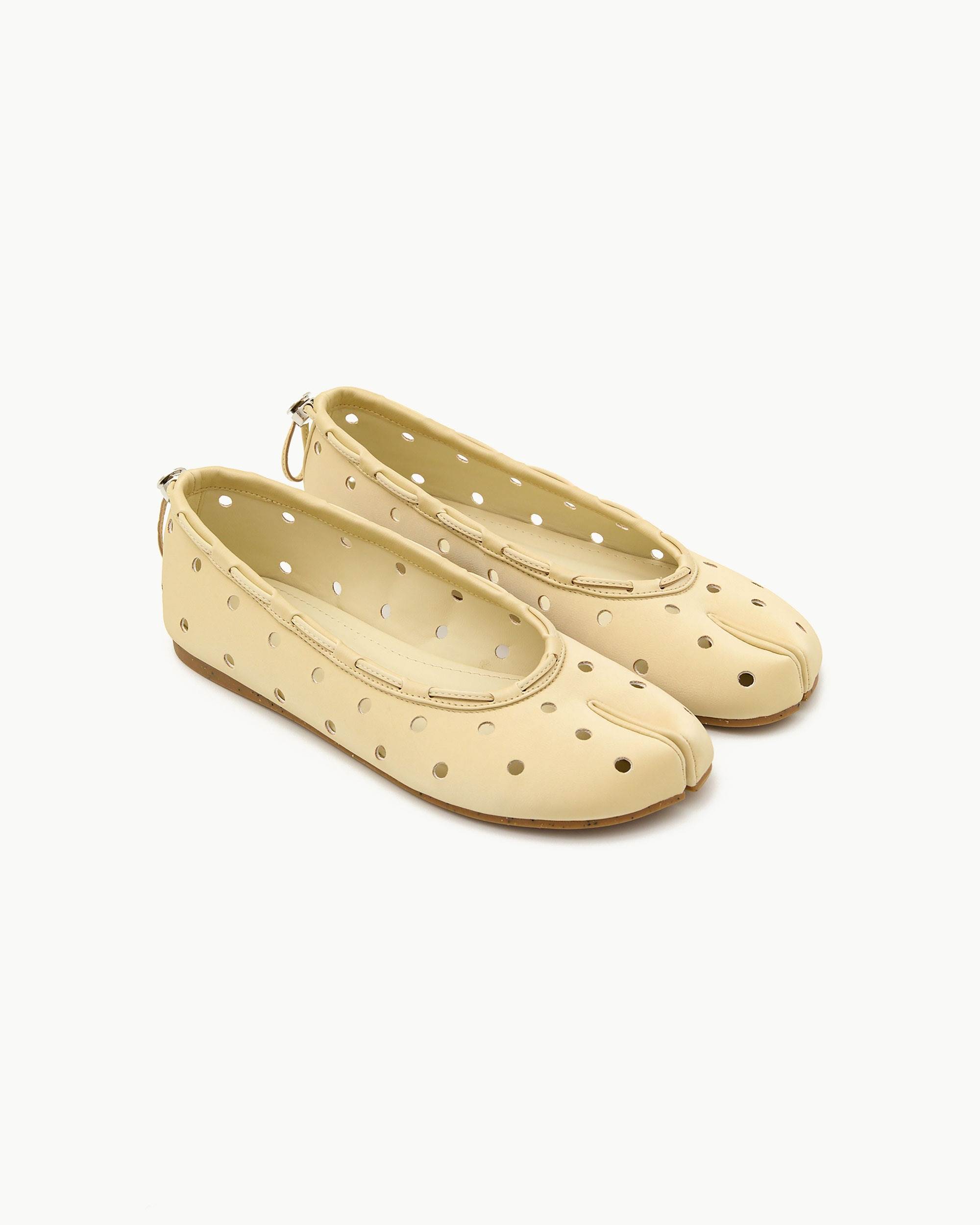 Leather String Flat / Cheese，NT$2,935
圖片來源：PAES