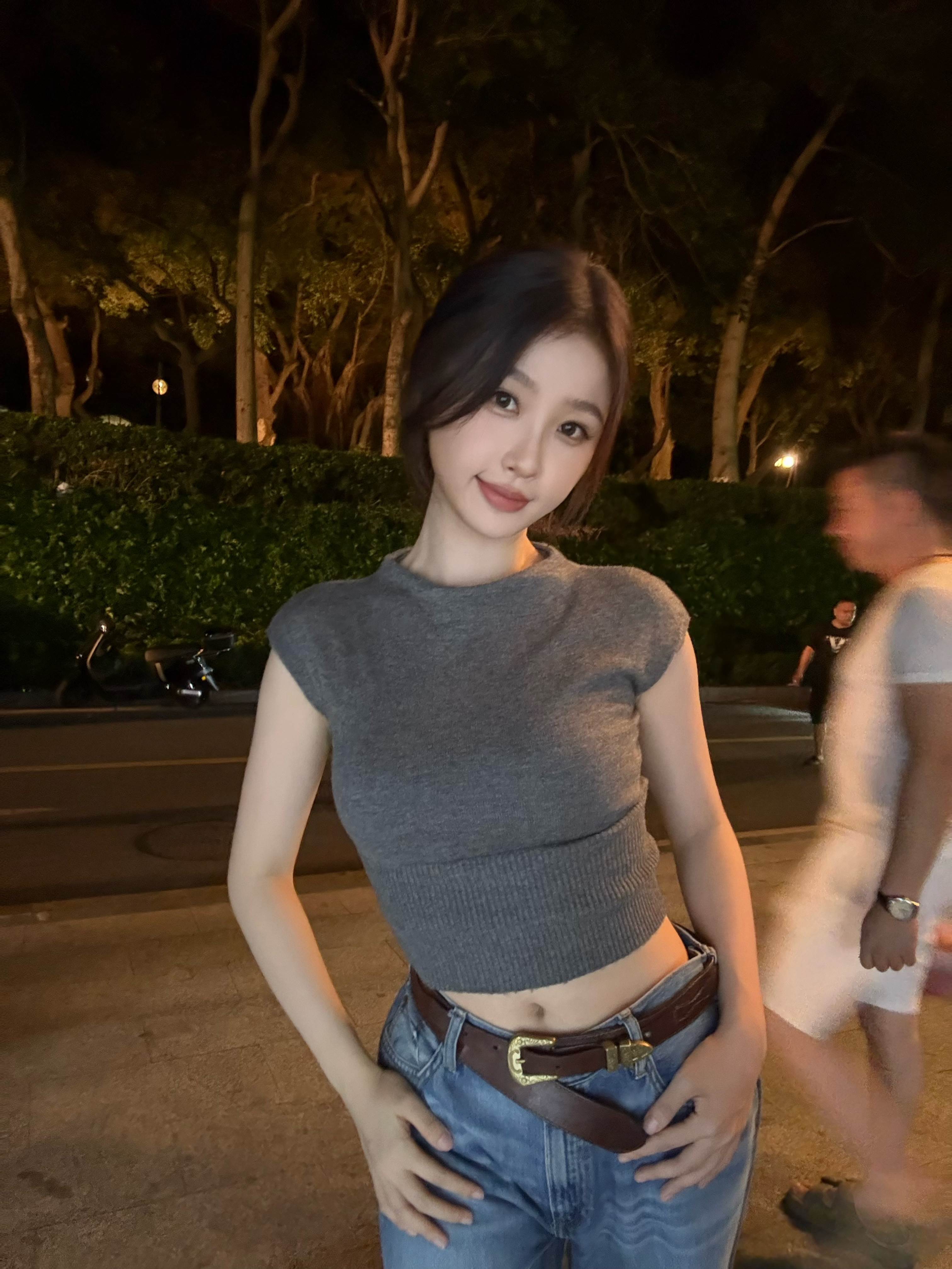 利用廓形對比創造時髦輪廓，再搭配極簡配色維持整體質感，展現近年流行的Clean Fit與高街風格
圖片來源：微博@小林老師療癒室