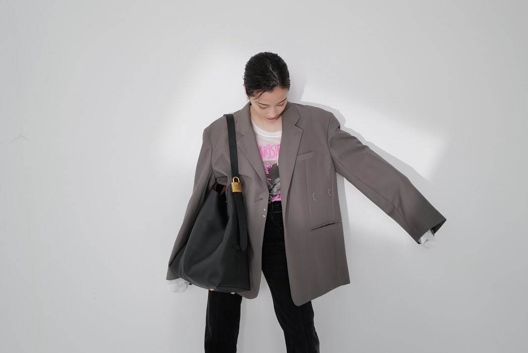 寬鬆的落肩廓形西裝外套是營造歐美與日系混搭感的必備單品
圖片來源：IG@suzu.hirose.official
