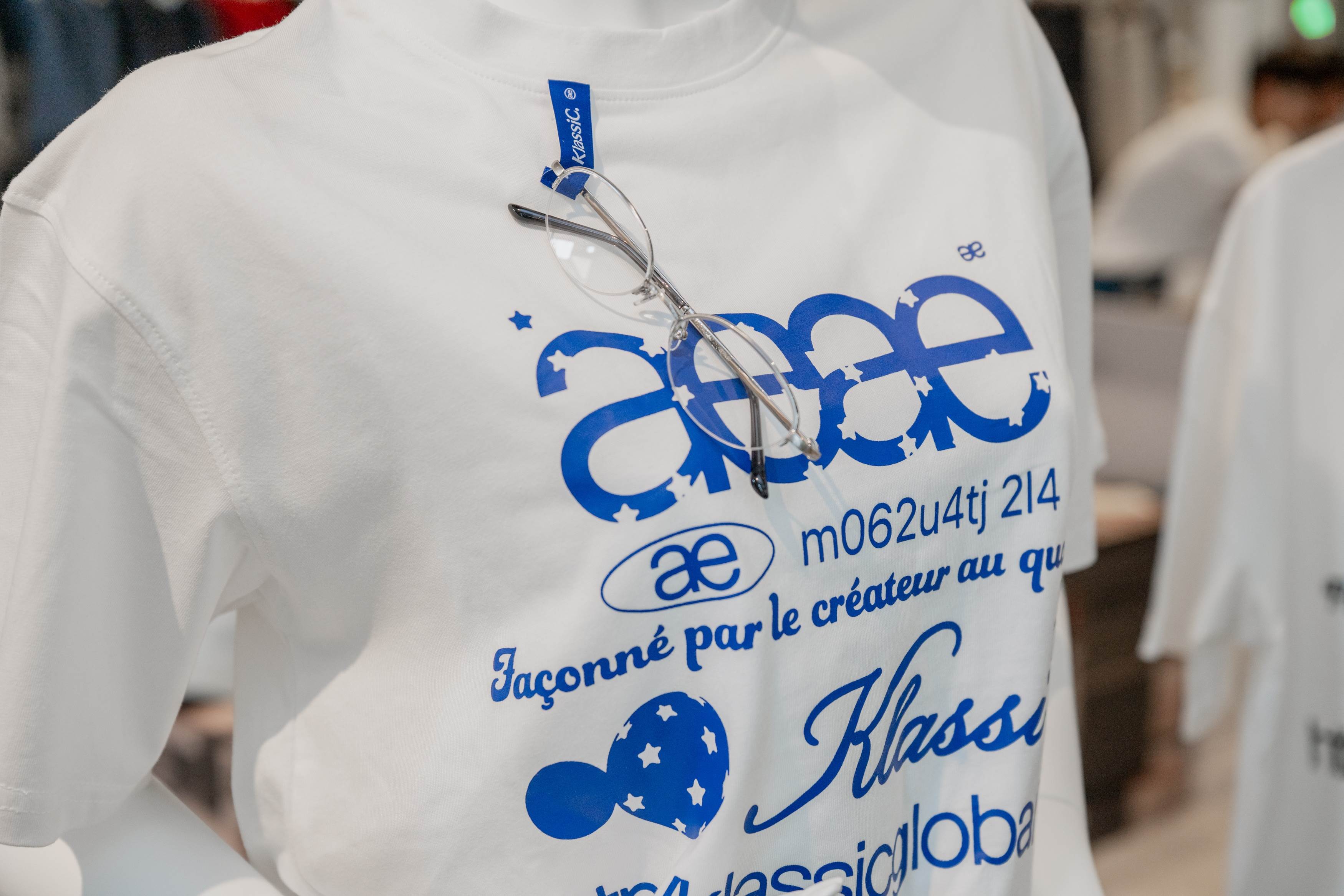 聯名T-Shirt於領口織標設計可掛眼鏡的插槽，NT$1,580
圖片來源：aeae