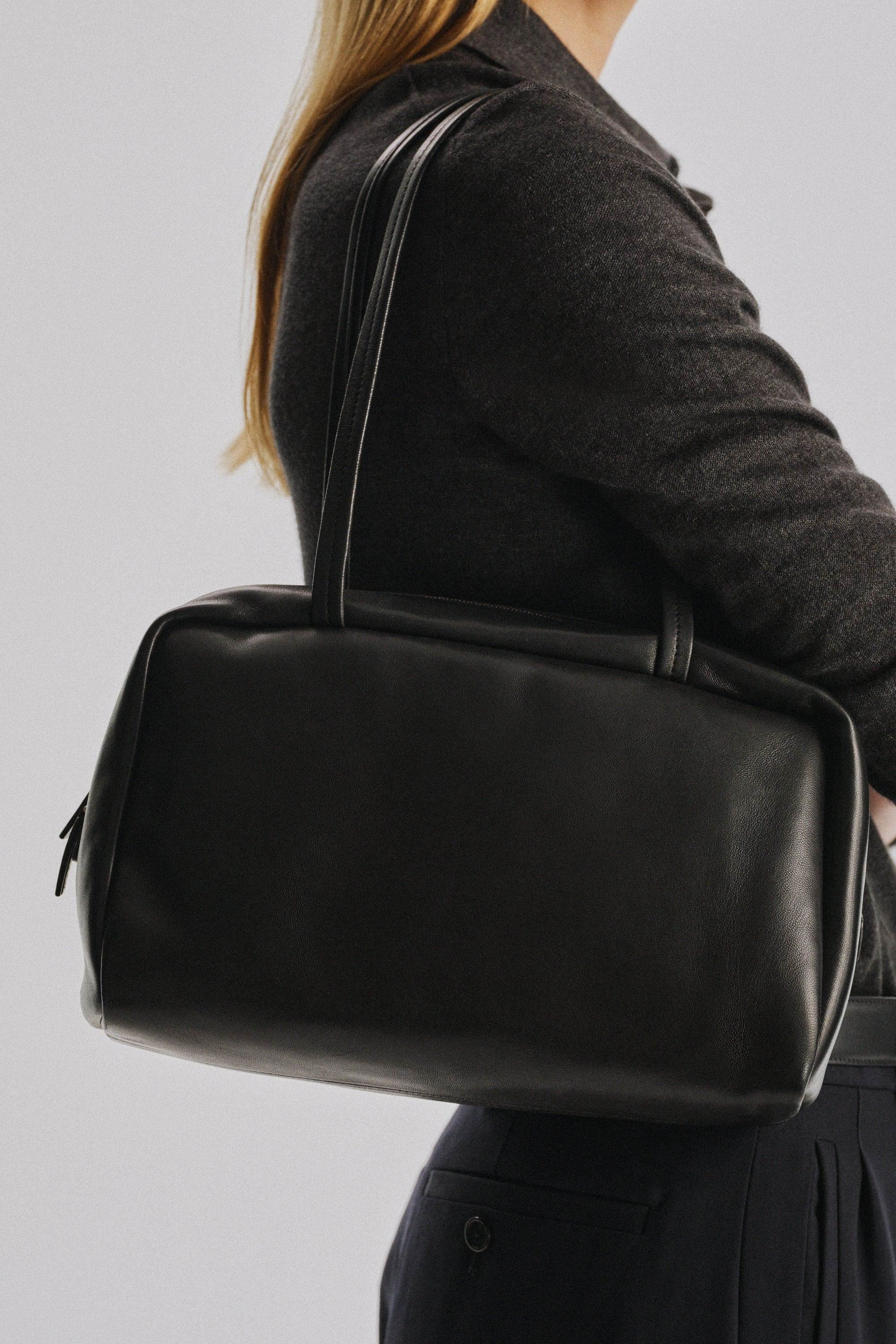 Astra Bowling Bag，約NT$78,400
圖片來源：The Row