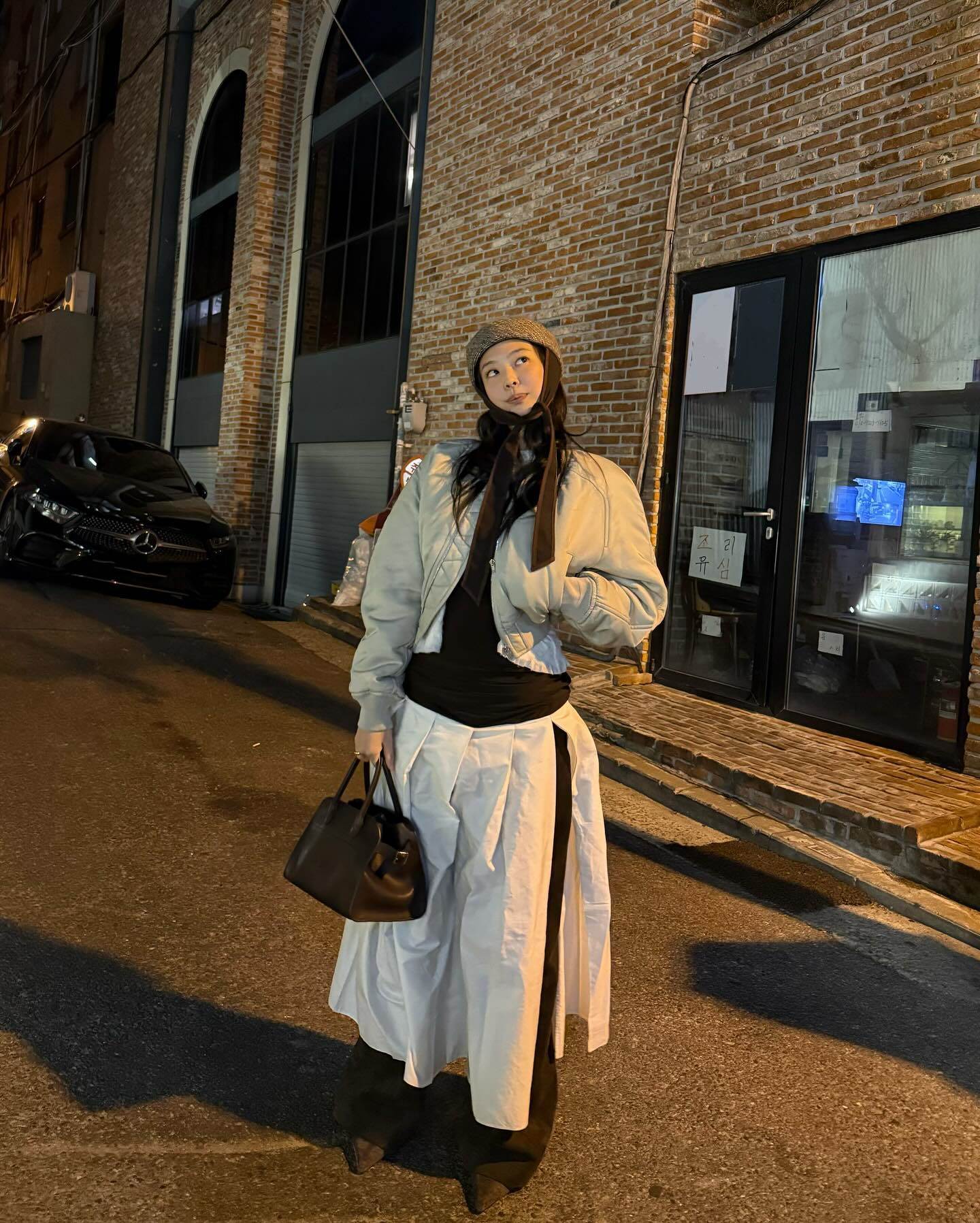 提到The Row，絕對不能錯過近年最難買的Margaux Bag
圖片來源：IG@jennierubyjane