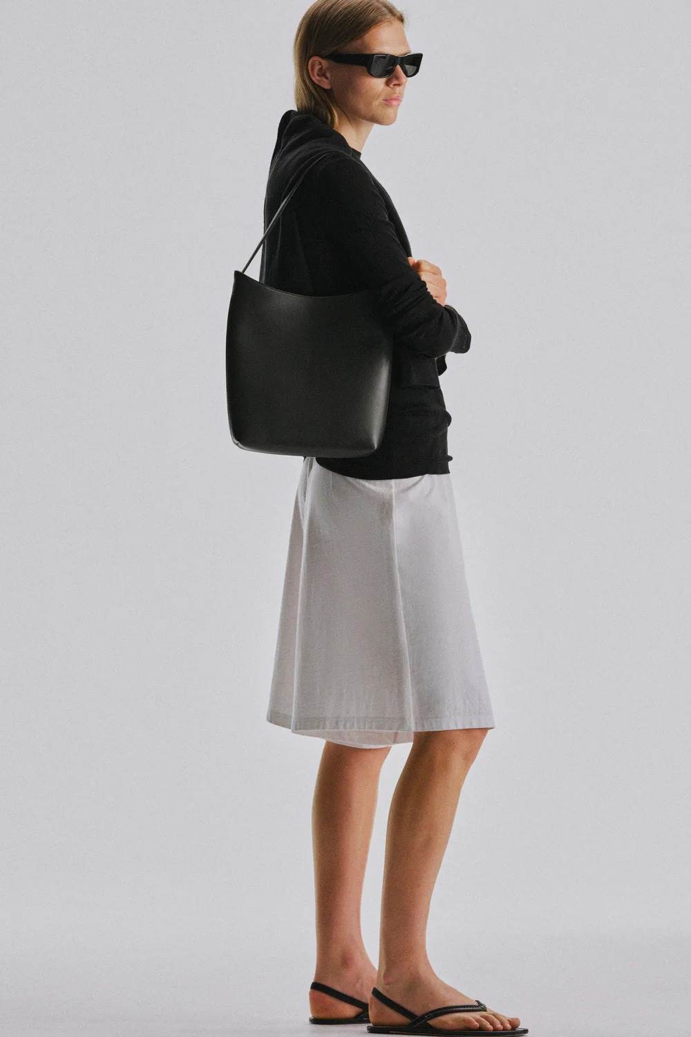 喜歡簡潔肩背包的人一定會愛上Alma Shoulder Bag
圖片來源：The Row