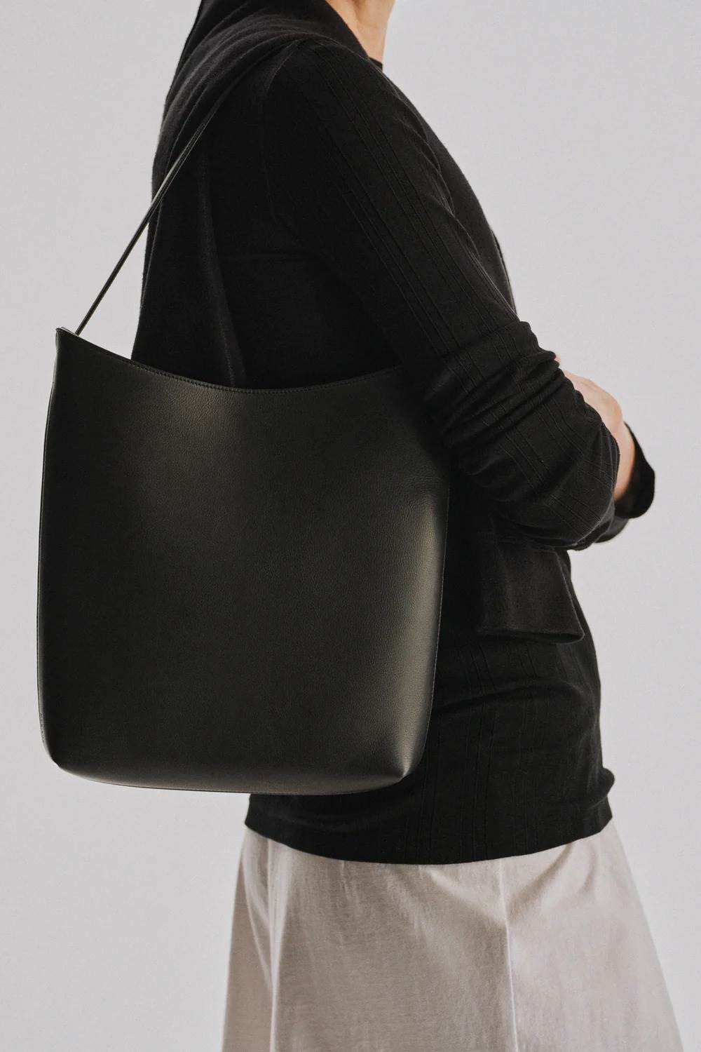Alma Shoulder Bag，約NT$105,600
圖片來源：The Row