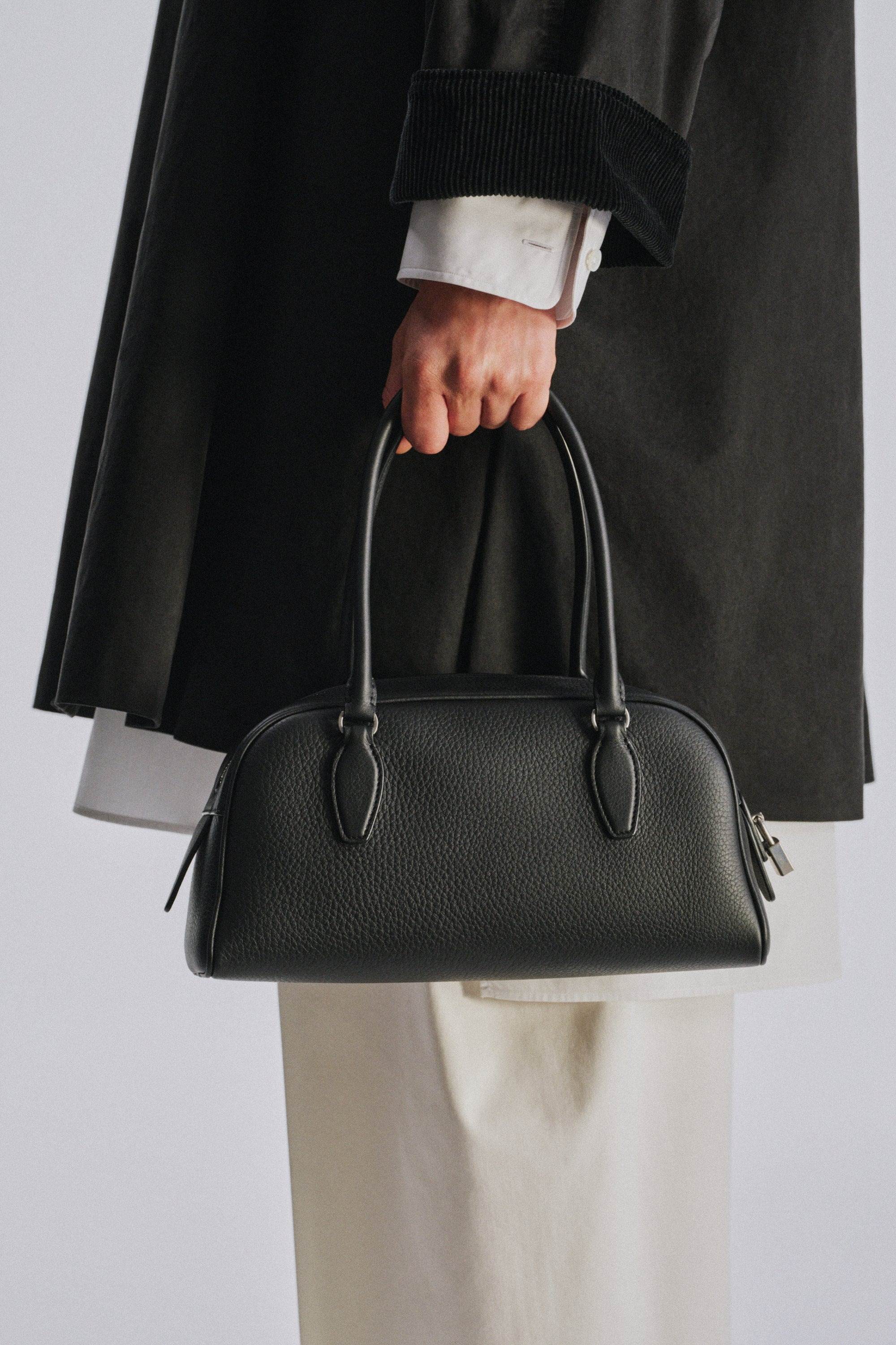 Small E/W India Bag，約NT$108,800
圖片來源：The Row