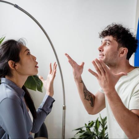 同一句批評,有人睡一覺就忘、有人內耗一個月!差別竟藏在你的童年