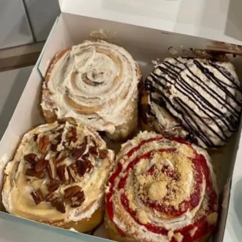 甜點控準備開吃！Cinnabon限量「草莓起司肉桂捲」、樂天皇朝「杜拜巧克力小籠包」