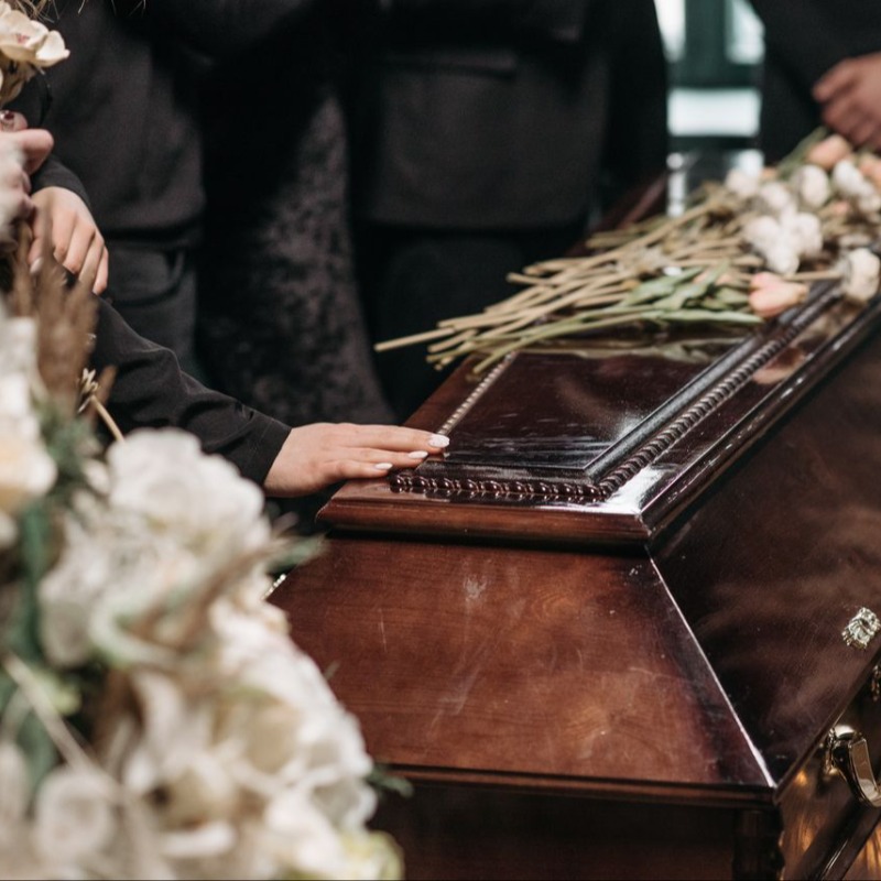 英國殯葬業最大醜聞！遺體堆到腐爛、亂發骨灰，家屬哭錯人12年才知真相