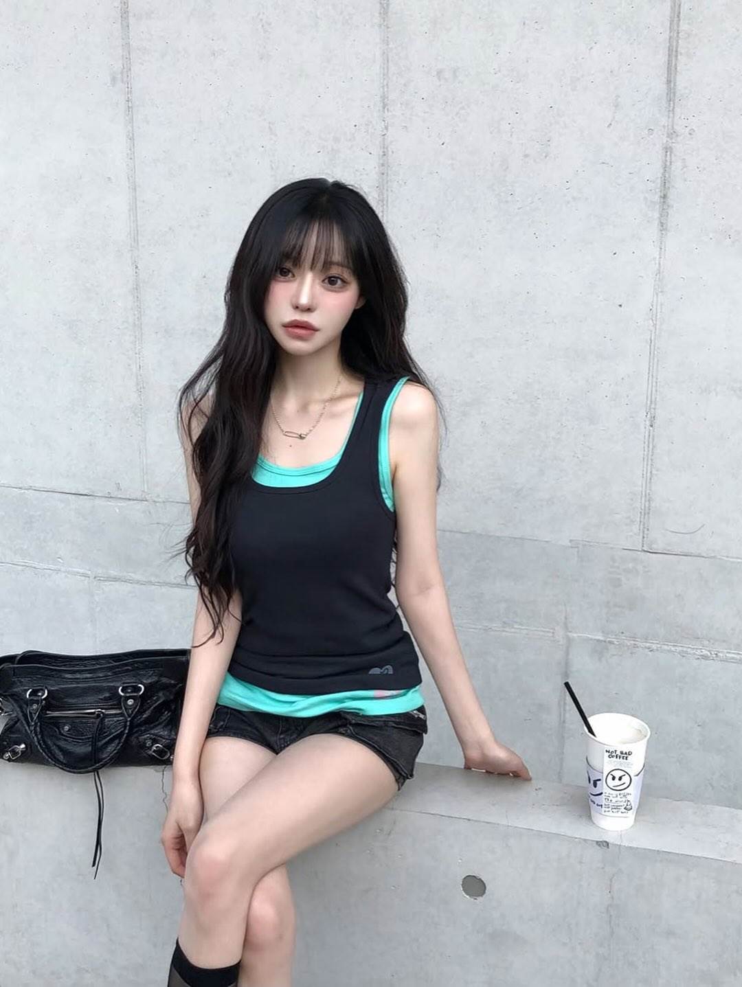 sculptor最吸引人的地方，在於看似隨性的剪裁上衣卻很注重比例
圖片來源：IG@sculptor_kr