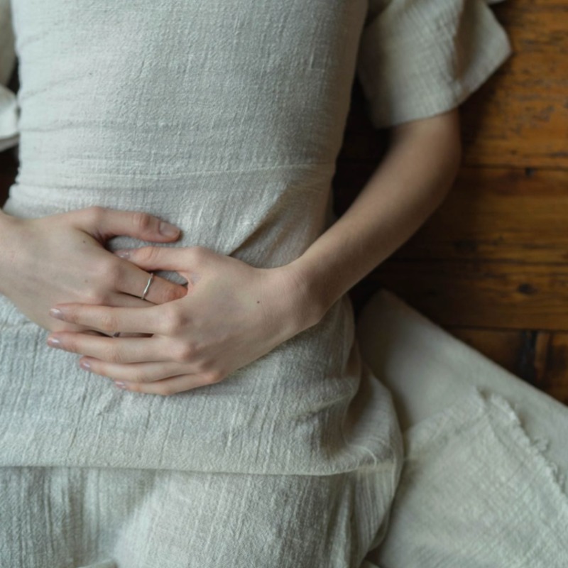 胃脹氣超難受？韓國瘋傳「按大腿內側」3秒排脹氣，醫學原理揭密