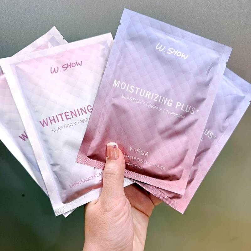 面膜推薦1. W.SHOW全效保濕面膜，人氣補貨組 全效保濕面膜30片+全效透白面膜20片+10顆保濕舒緩膠囊，NT.3,888(原價NT.10,500)
圖片來源：造咖編輯Vicky拍攝